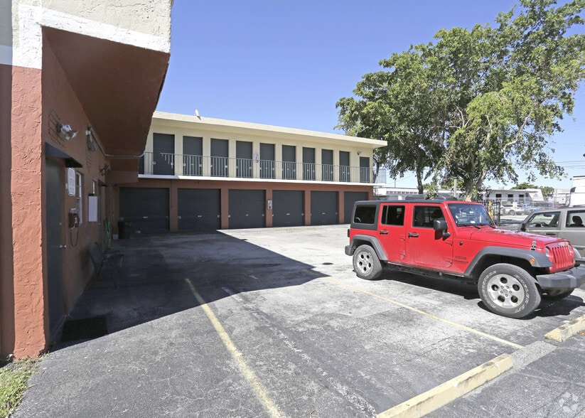 More Photos Of 7000 SW 22nd Ct, Davie Self Storage For Lease