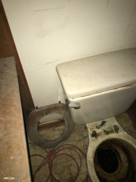 More Photos Of 541 University Pkwy, University Park Convenience Store For Sale