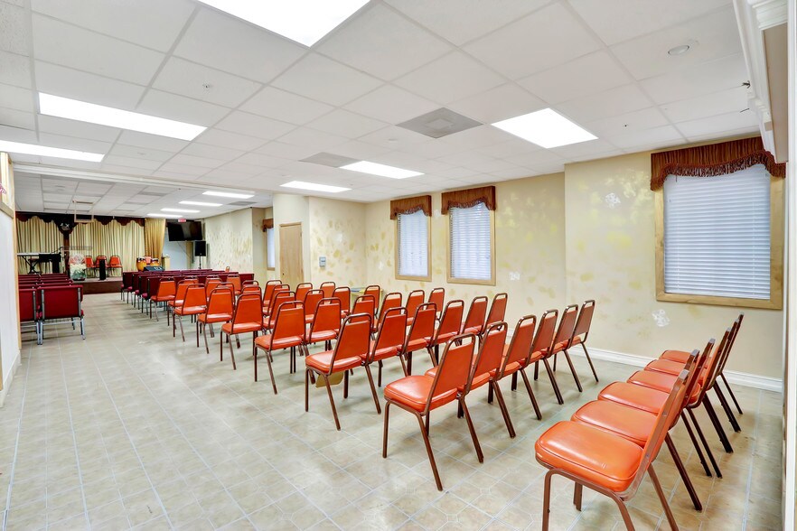 More Photos Of 4050 Westgate Ave, West Palm Beach Showroom For Lease