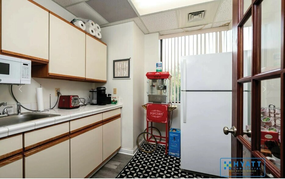 More Photos Of 147 Old Solomons Island Rd, Annapolis Medical For Sale