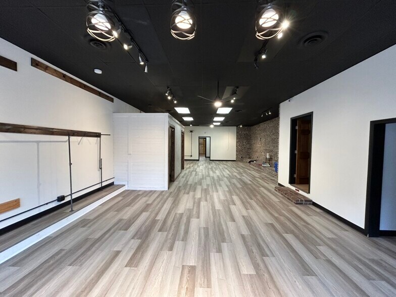More Photos Of 101 W Broadway St, Lenoir City Storefront Retail Office For Lease