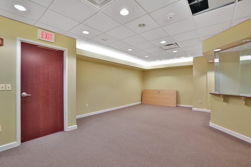 More Photos Of 249-285 Lafayette Ave, Suffern Hospital For Lease