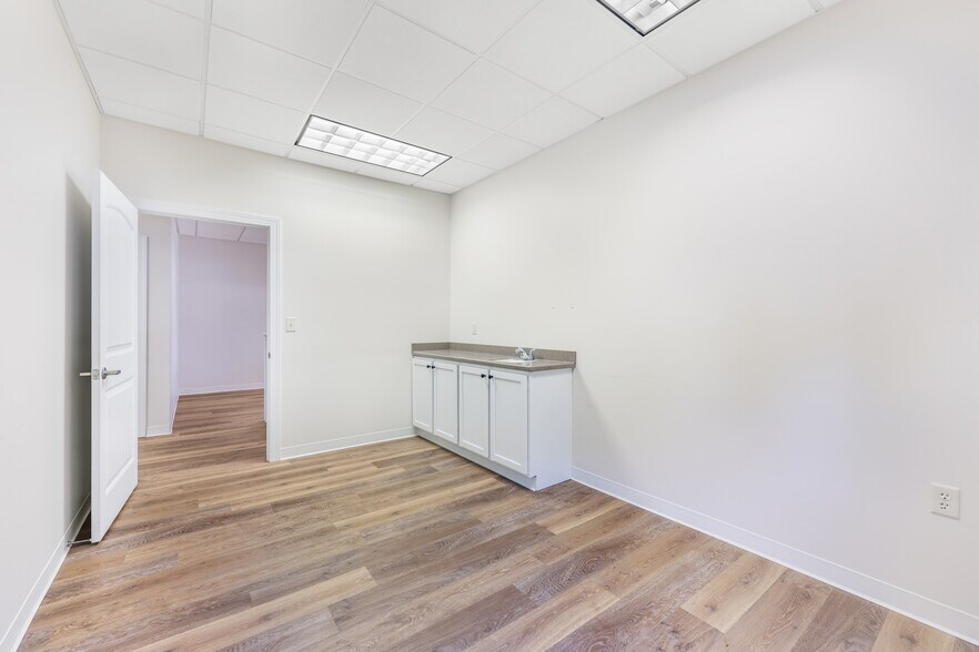 More Photos Of 1066 Hisey Ave, Woodstock Medical For Lease