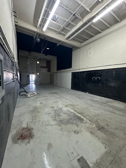 More Photos Of 711 W 17th St, Costa Mesa Warehouse For Sale