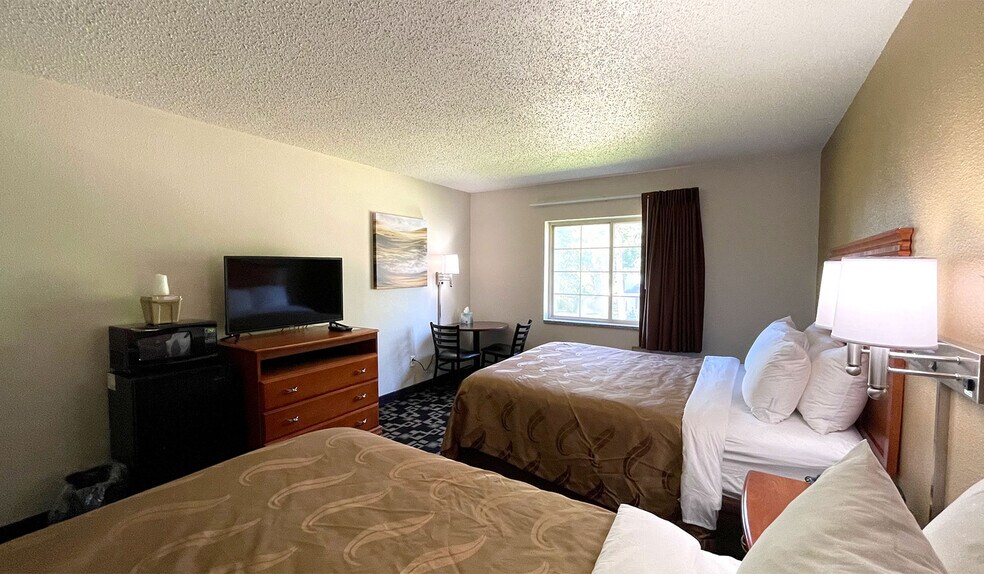 More Photos Of 717 E Bannerman Ave, Redgranite Hotel For Sale