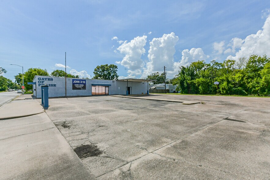 More Photos Of 130 S 4th St, La Porte General Retail For Sale