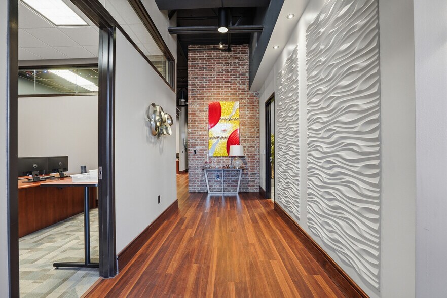 More Photos Of 309 N Oak St, Roanoke Office For Sale