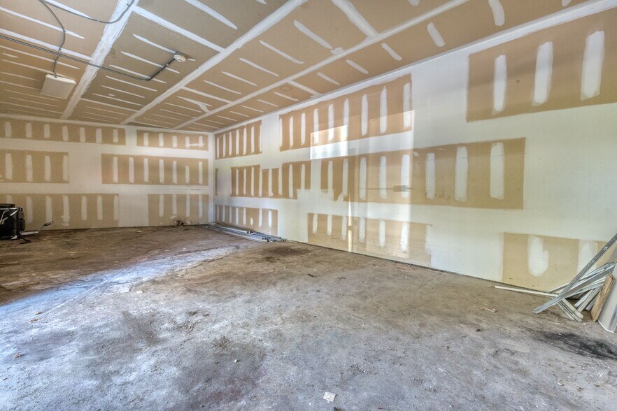 More Photos Of 2404 Main St, Hartford Storefront Retail Office For Sale