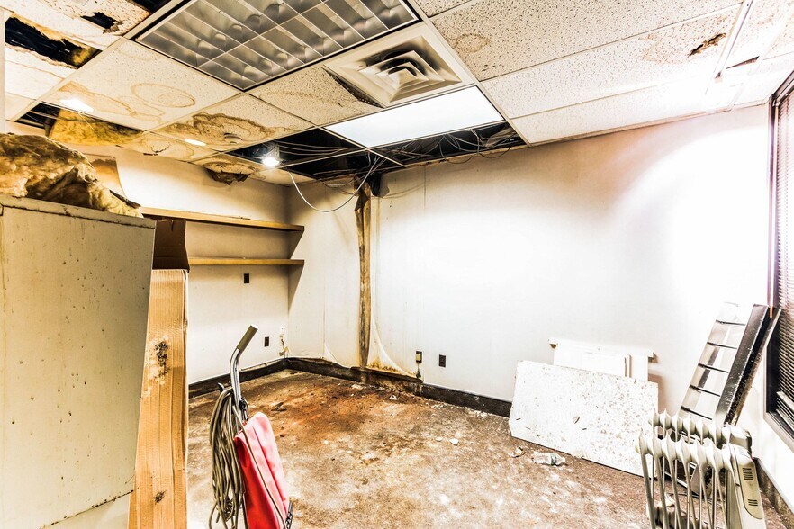 More Photos Of 200 W 4th St, Plainfield Light Distribution For Lease