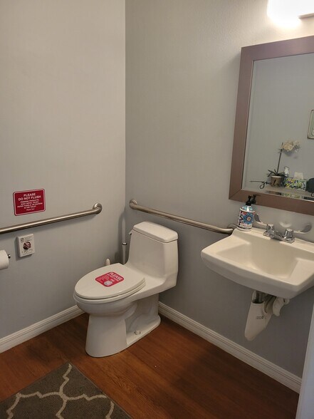 More Photos Of 9030 58th Dr E, Bradenton Medical For Lease