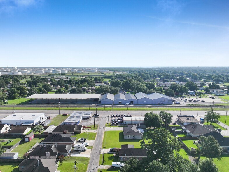 More Photos Of 1050 Detroit Ave, Nederland Distribution For Lease