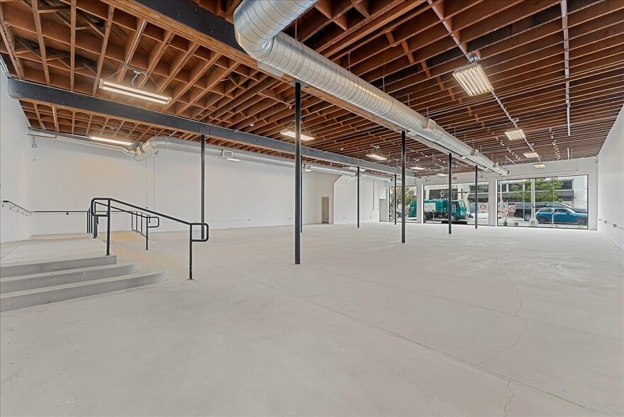 More Photos Of 176 N La Brea Ave, Los Angeles Storefront Retail Office For Sale