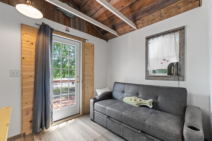 More Photos Of 10897 AR-5, Salesville Hotel For Sale