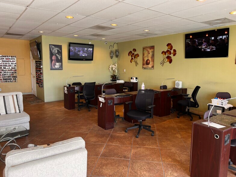 More Photos Of 13245-13253 Victory Blvd, Van Nuys Freestanding For Lease