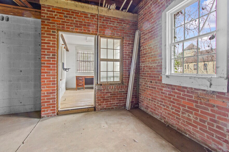 More Photos Of 470 N 4th St, Aurora Freestanding For Sale