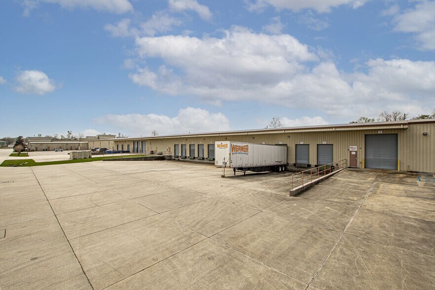 More Photos Of 810 W Highway 30, Gonzales Warehouse For Lease