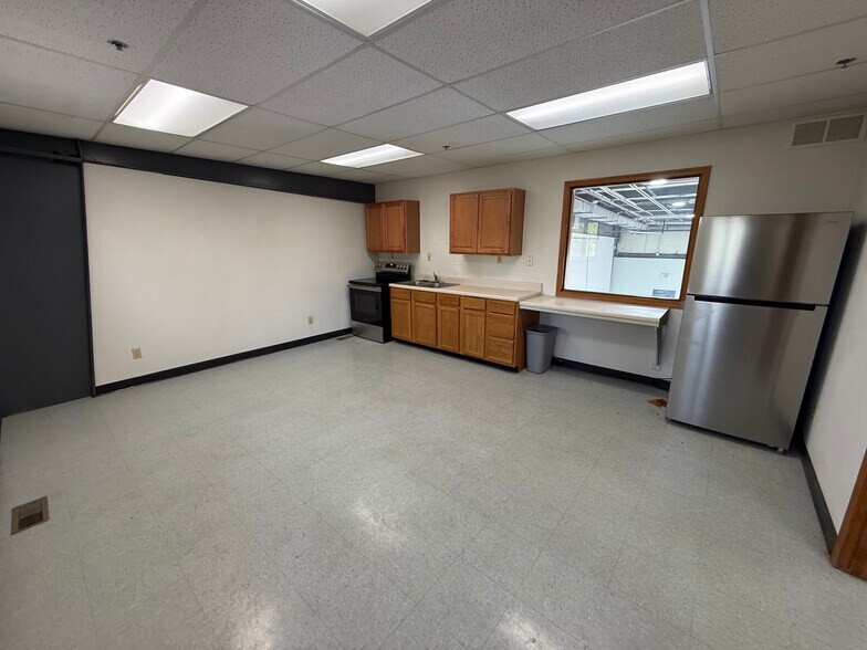 More Photos Of 418 8th St SE, Loveland Warehouse For Sale