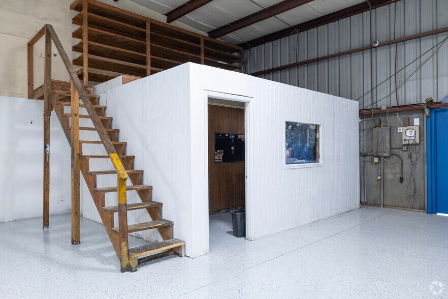 More Photos Of 5626 N Dale Mabry Hwy, Tampa Warehouse For Lease