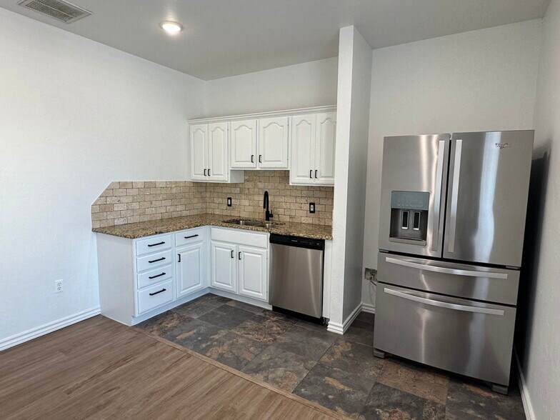 More Photos Of 817 Irish Ln, Edmond Office For Lease