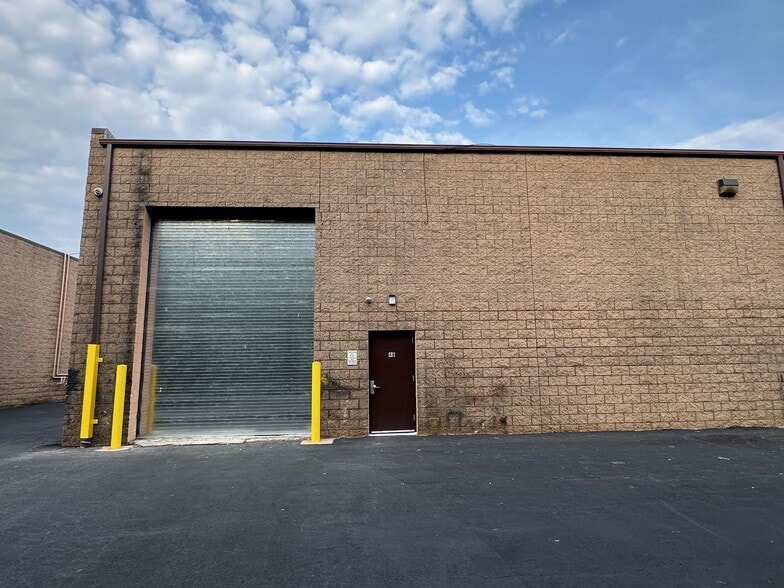 More Photos Of 1107 Station Rd, Bellport Village Warehouse For Lease