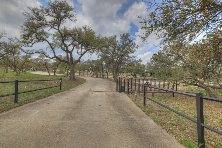 More Photos Of 30665 N Us Hwy 281, Bulverde Office For Sale