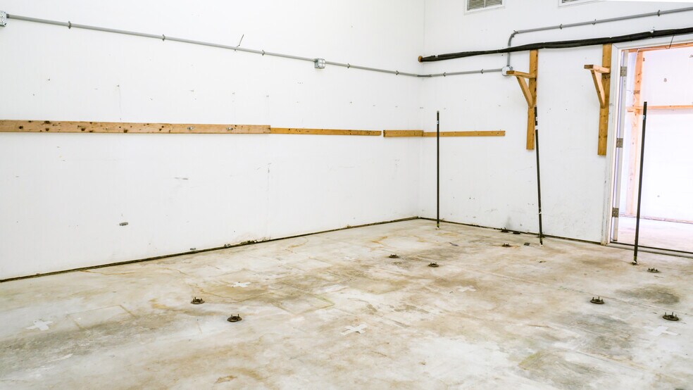 More Photos Of 440 Dry Bridge Rd, North Kingstown Warehouse For Sale