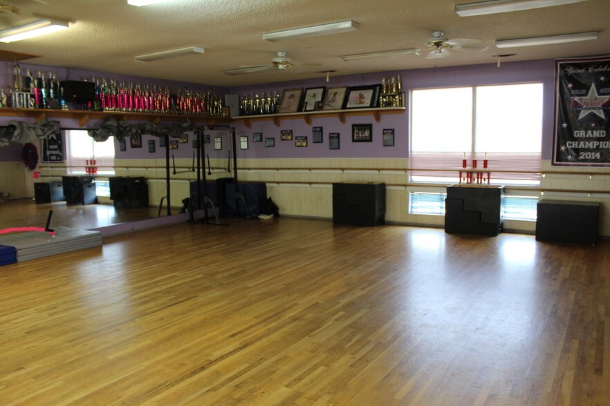 More Photos Of 1337 S Main St, Keller Freestanding For Sale