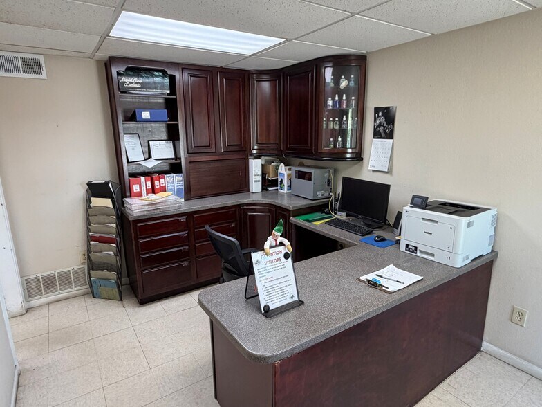 More Photos Of 3330 S Outer Rd E, Grain Valley Manufacturing For Sale