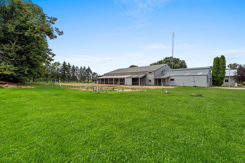 More Photos Of N5367 Mayflower Rd, Shiocton Office For Sale