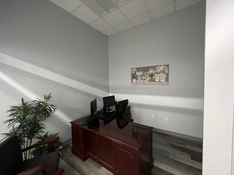 More Photos Of Camp Forbing, Shreveport Storefront Retail Office For Lease