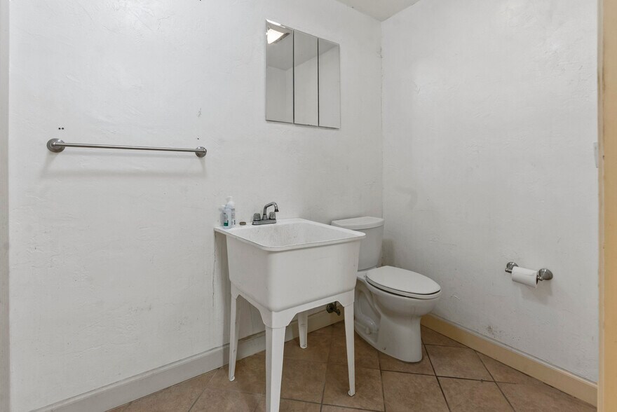 More Photos Of 539 NE 34th Ct, Oakland Park Warehouse For Lease