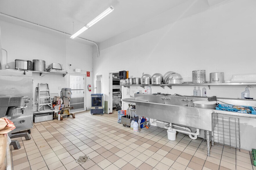 More Photos Of 700 Ocean Dr, Key Colony Beach Restaurant For Sale
