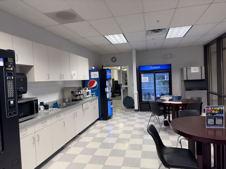 More Photos Of 4300-4356 Caterpillar Rd, Redding Manufacturing For Sale