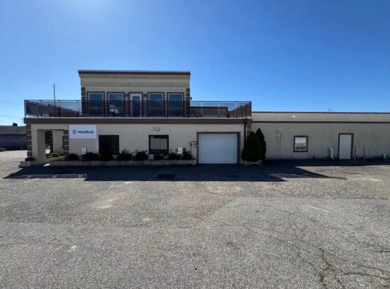 More Photos Of 217 River Ave, Patchogue Warehouse For Lease