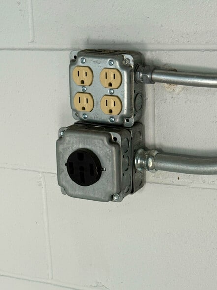 More Photos Of 3851 Harrington st, Oak Park Light Distribution For Sale