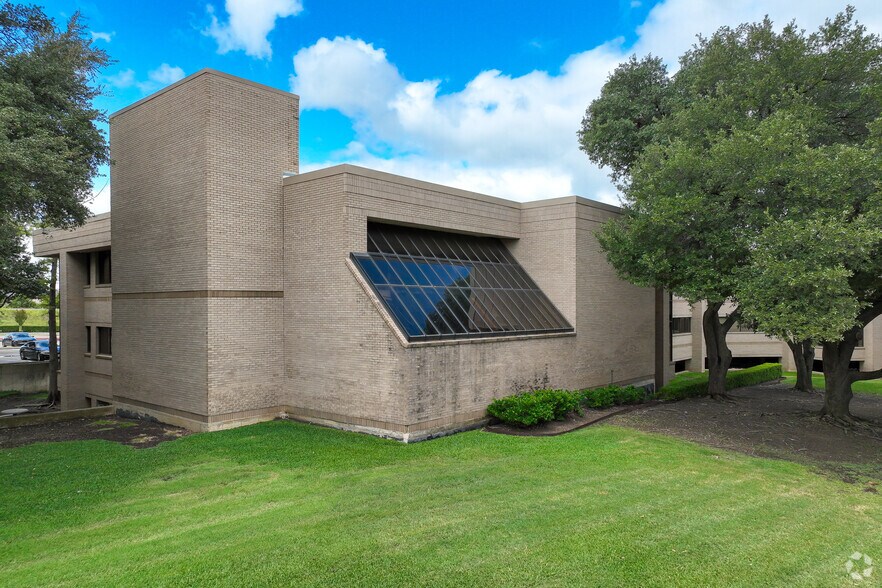 Primary Photo Of 375 Municipal Dr, Richardson Medical For Sale