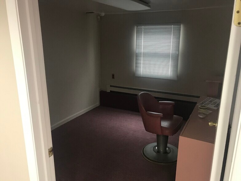 More Photos Of 1008 W Jericho Tpke, Smithtown Office For Lease