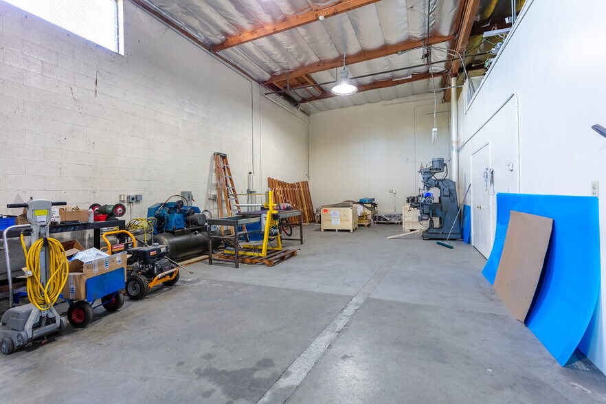 More Photos Of 425 Park Ave, San Fernando Warehouse For Sale