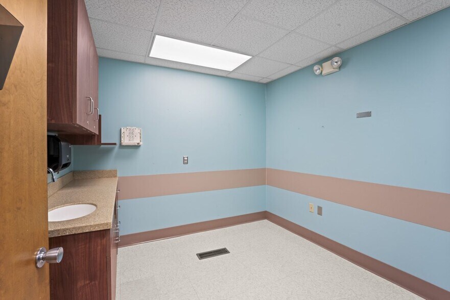 More Photos Of 1515 S 19th St, Elwood Office For Sale