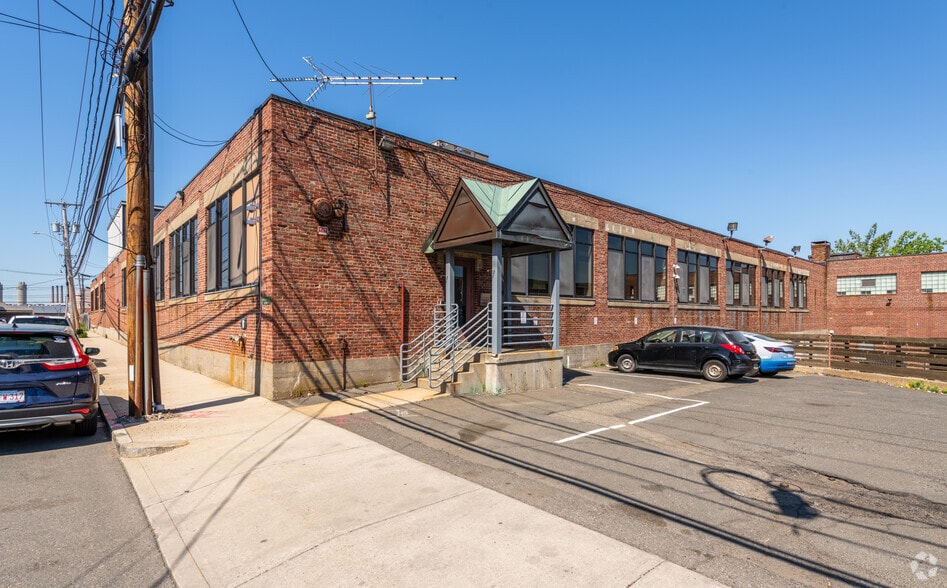 More Photos Of 44-48 Garden St, Everett Warehouse For Lease