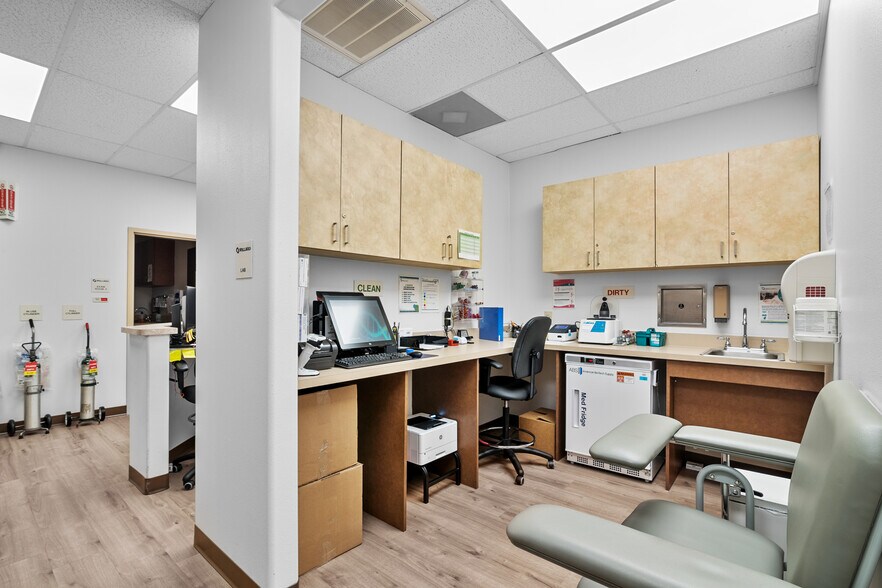 More Photos Of 10611 W Fairmont Pky, La Porte Medical For Lease