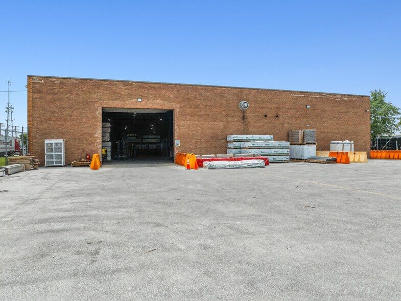 More Photos Of 2950 W 167th St, Markham Warehouse For Lease