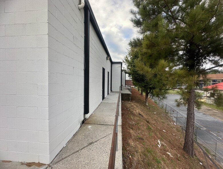 More Photos Of 116 Riverside Pky, Macon-Bibb Storefront Retail Office For Sale