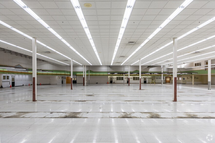 More Photos Of 400 W 9th St N, Ladysmith General Retail For Sale