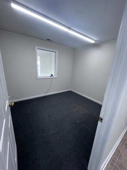 More Photos Of 6008 Fair Oaks Dr, Frederick Showroom For Lease