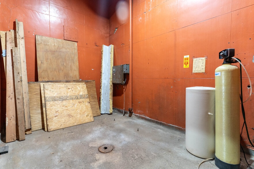 More Photos Of 1400 E 2nd St, Kansas City Manufacturing For Lease