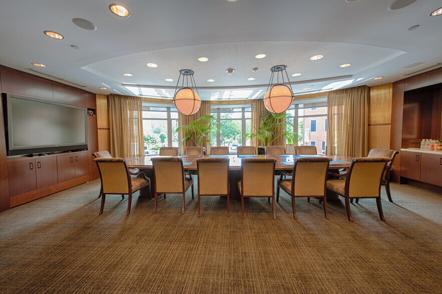 More Photos Of 800 Connecticut Ave NW, Washington Office For Lease