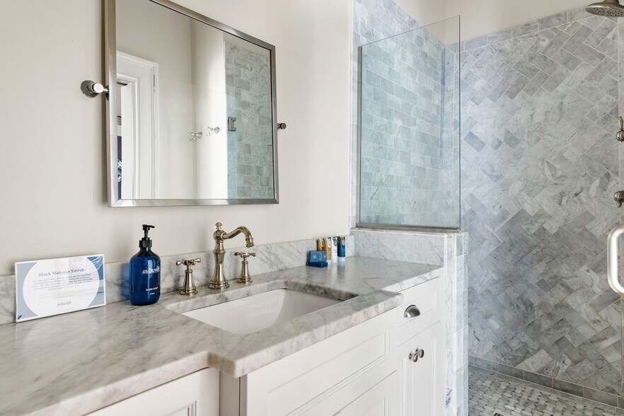 More Photos Of 21 Broad St, Charleston Storefront Retail Residential For Sale