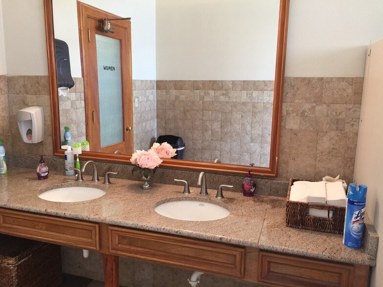 More Photos Of 900 Market St, Shreveport Office For Sale