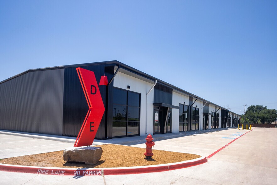 More Photos Of 700 N Jim Wright Fwy, White Settlement Warehouse For Lease